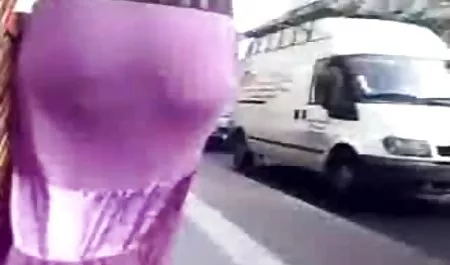 Брюнетка смокче ділдо на українське порно в красивому білизна вебкамеру