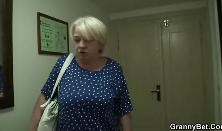 Танці сексуальна дівчина мастурбує секс з гарною дівчиною з дилдо у ванній
